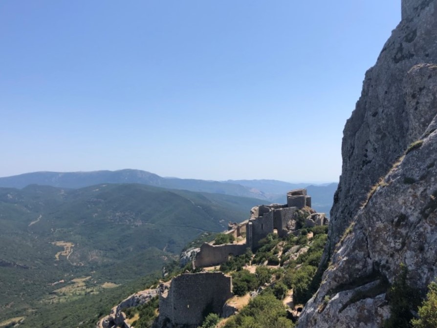 Agence de voyage Occitanie : randonnée cathare à Bugarach, Peyrepertuse et Quéribus avec Aud’Étour