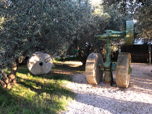 Exploration des carrières de marbre incarnat, trésor artisanal de l'Aude