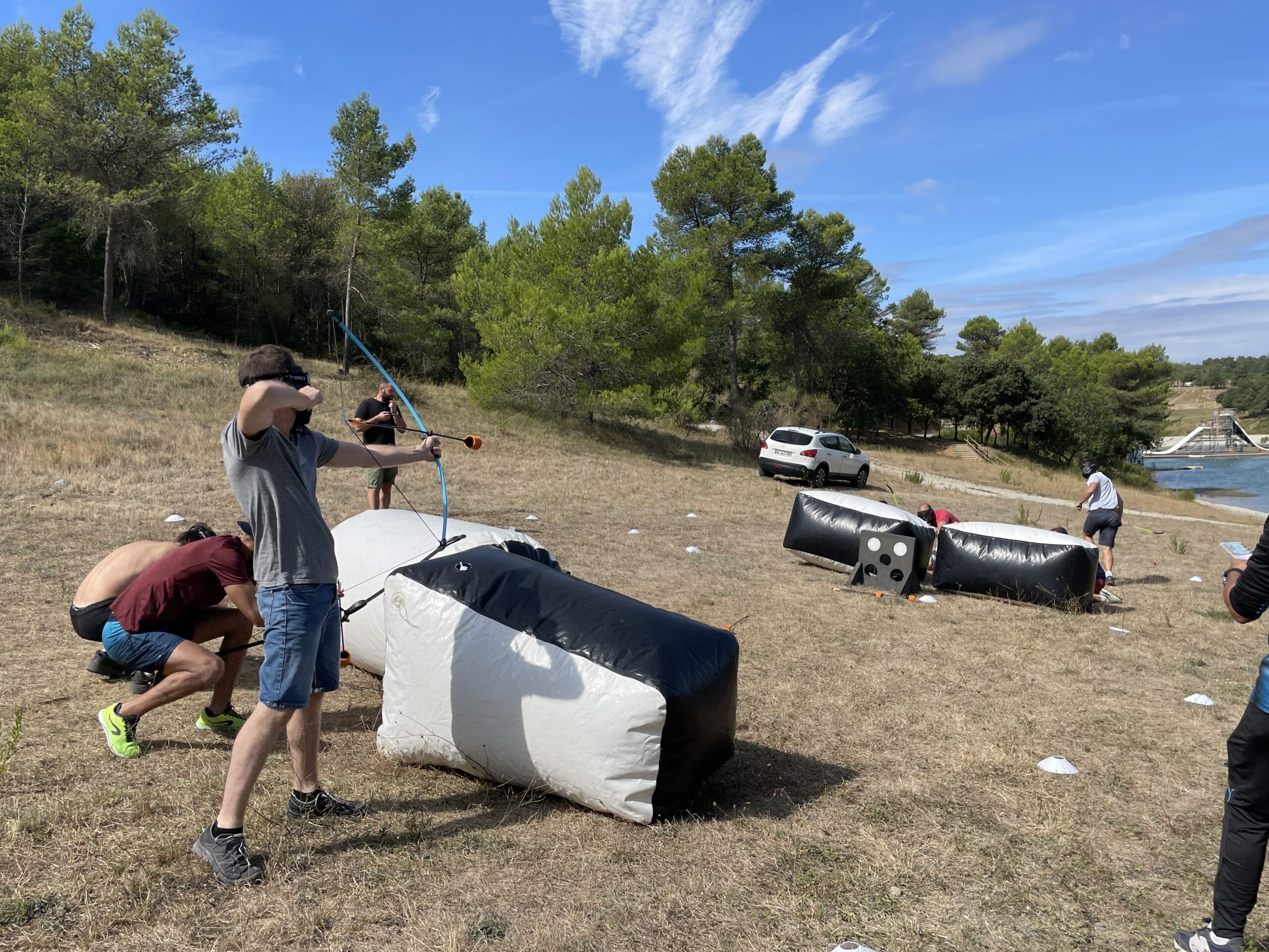 Participants s’affrontant sur un terrain dégagé, combinant stratégie, tir et mouvements rapides.