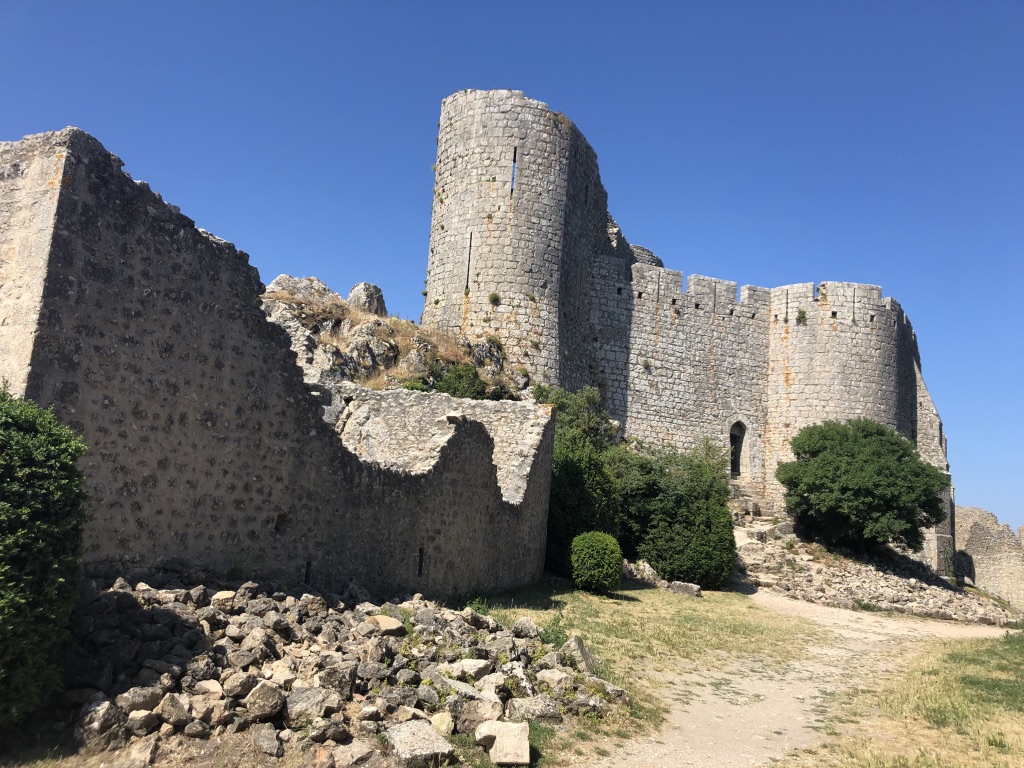 Aud’Étour propose un circuit randonnée au Pays Cathare : exploration de Bugarach et des forteresses historiques