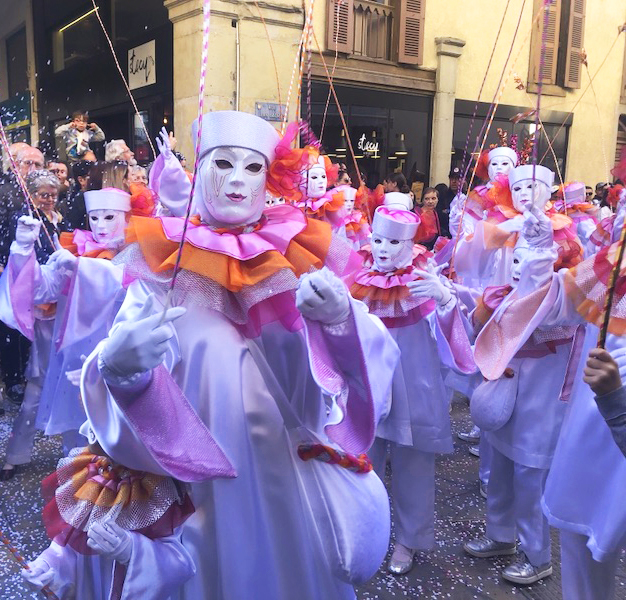 Aud’Étour : immersion dans le Carnaval de Limoux, le plus long du monde