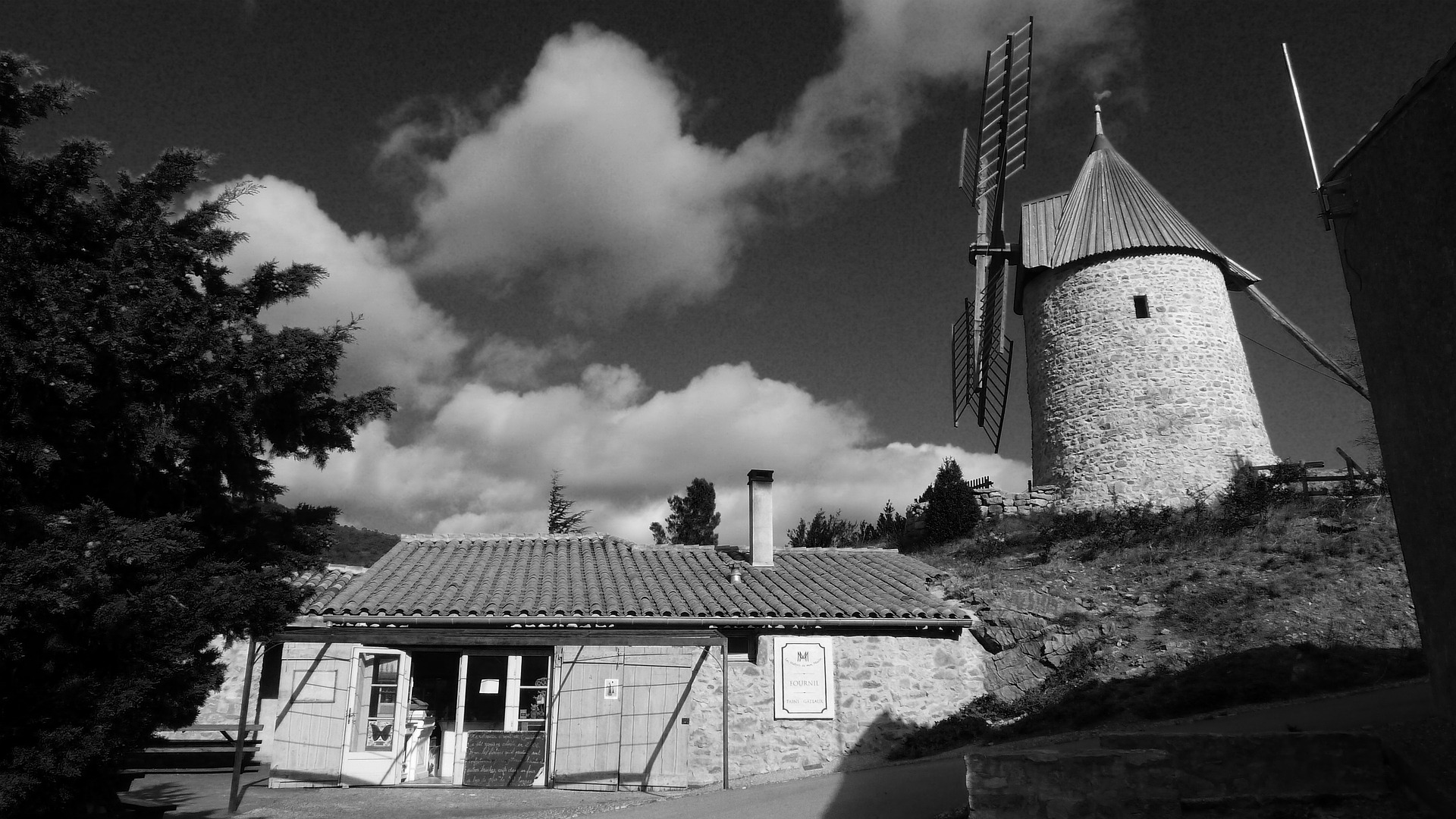 Randonnez en Occitanie avec Aud’Étour : découverte des châteaux cathares et des paysages des Corbières.