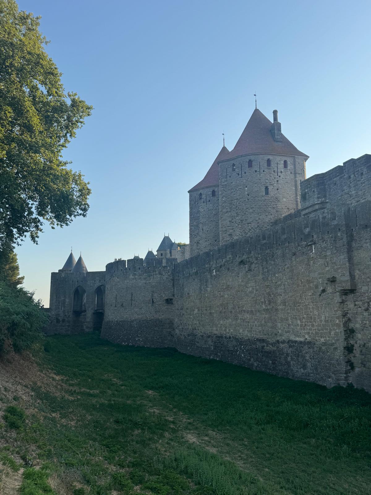Tour médiévale en pierre au cœur de Carcassonne.