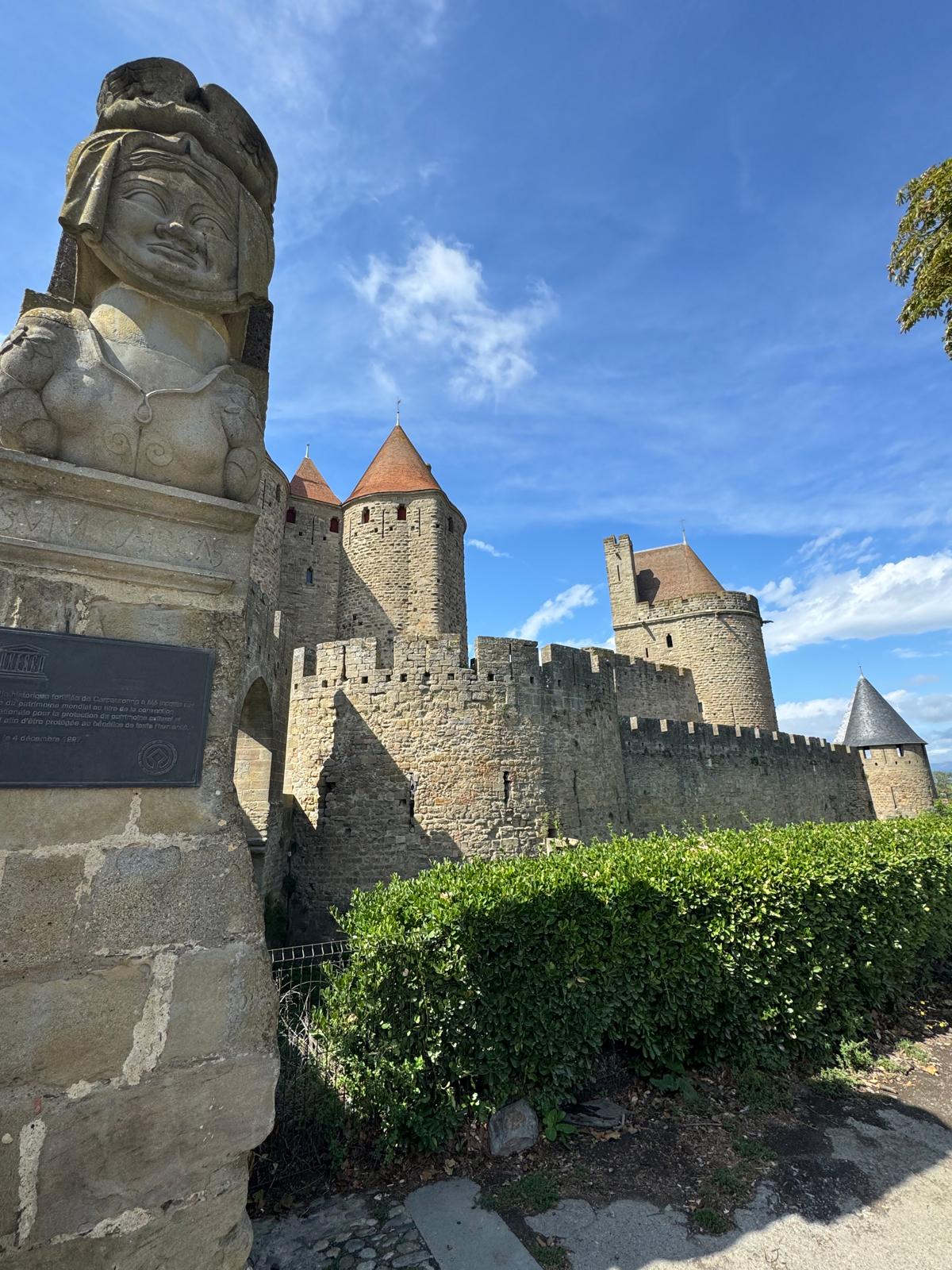 Statue et remparts de la cité de Carcassonne.