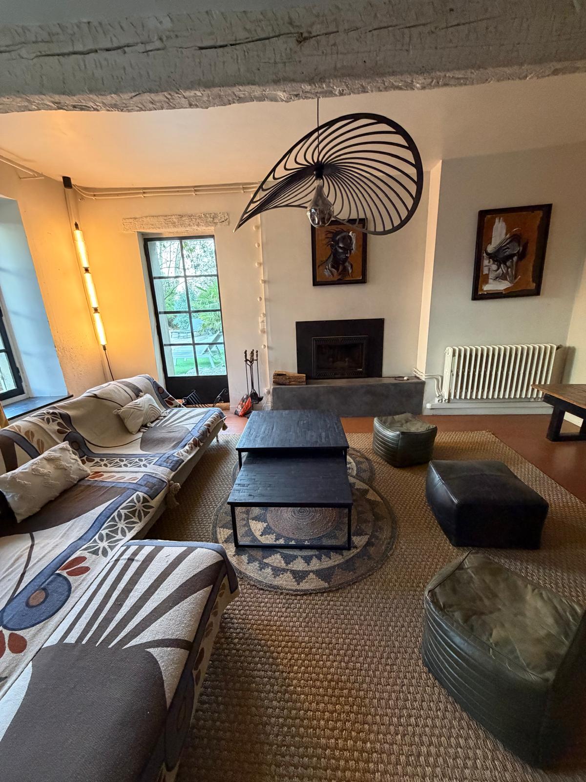 Salon moderne avec décoration artistique et cheminée.