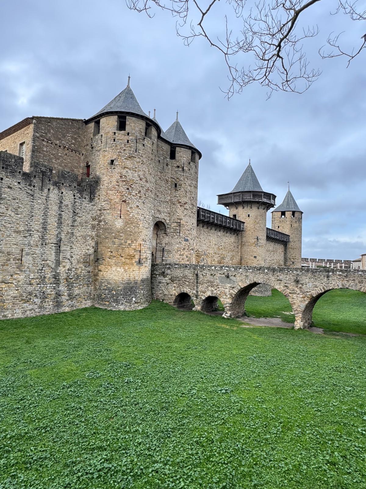 Château médiéval en pierre avec tourelles.