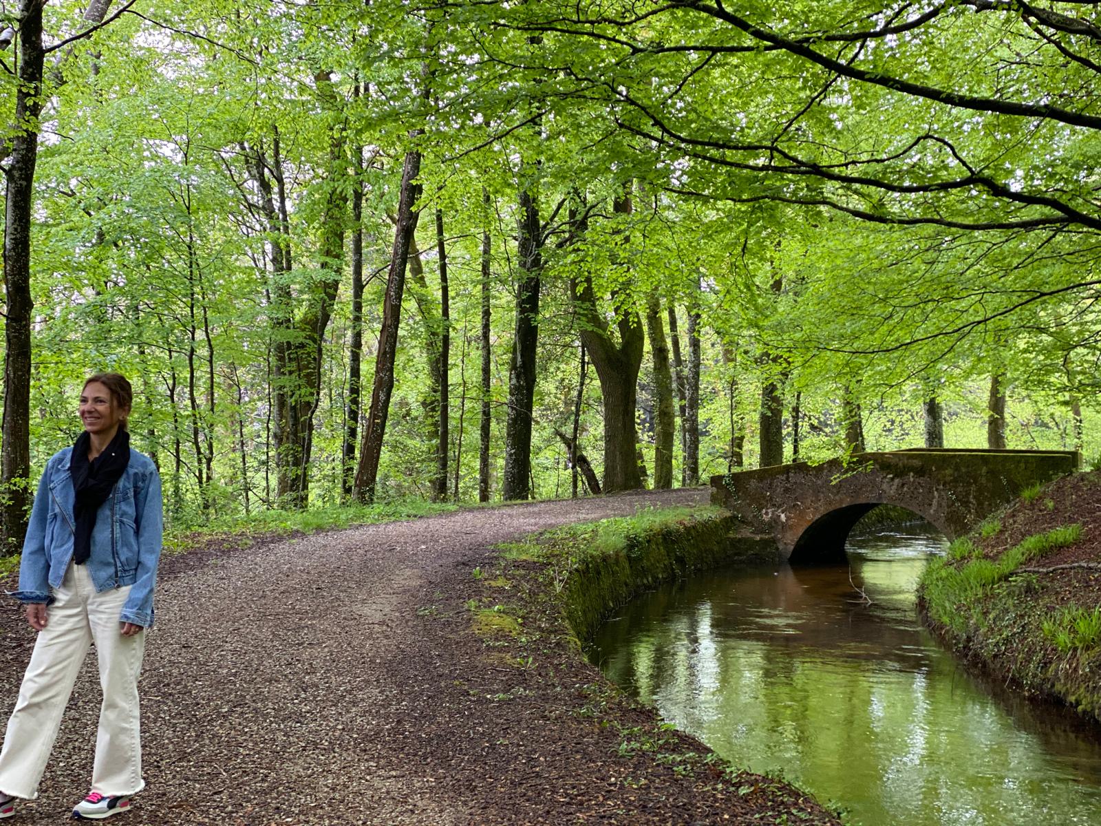 Femme marchant près d'un ruisseau en forêt